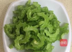 清炒苦瓜的做法图解1