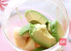 牛油果香蕉泥宝宝辅食的做法图解2