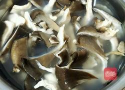 胡萝卜洋葱炒蘑菇的做法图解1
