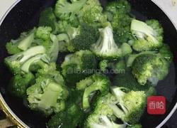 西兰花炒虾仁的做法图解2