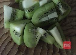 猕猴桃香蕉牛奶的做法图解1