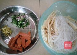 腐竹米粉炒火腿肠的做法图解2