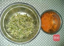 胡罗卜丝炒绿豆芽的做法图解2