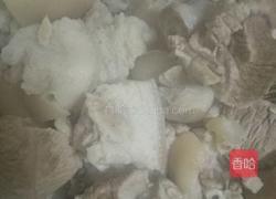 猪肉炖粉条的做法图解1