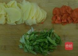 芹菜土豆片（养生版）的做法图解2