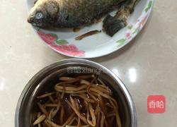 黄花菜鲫鱼汤的做法图解1