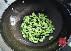 清炒苦瓜的做法图解3