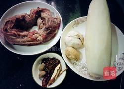 红烧牛腩萝卜的做法图解1