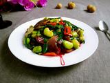 腊肉蚕豆米炒韭菜的做法[图]