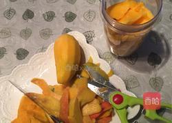 芒果奶昔的做法图解1