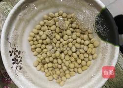 黄豆焖猪蹄的做法图解1