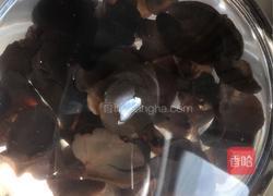 白菜炒木耳的做法图解1