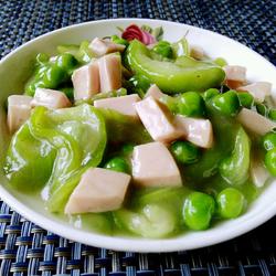 豌豆蛋清肠烩丝瓜的做法[图]