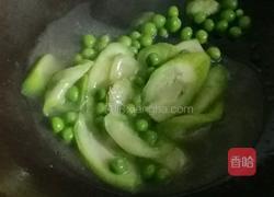豌豆蛋清肠烩丝瓜的做法图解6
