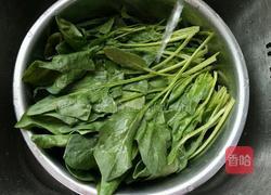 木耳拌菠菜的做法图解1