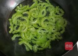 苦瓜炒蛋的做法图解2