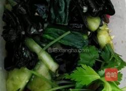 凉拌青瓜木耳胡萝卜的做法图解1