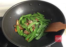 荷兰豆炒腊肉的做法图解8