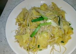 金针菇炒鸡蛋饼