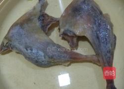 腊味鸭腿蒸千张丝的做法图解1