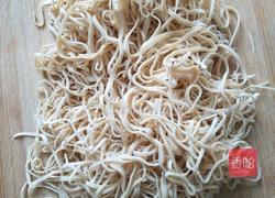 腊味鸭腿蒸千张丝的做法图解2