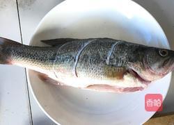 川味泡菜清蒸鲈鱼的做法图解1