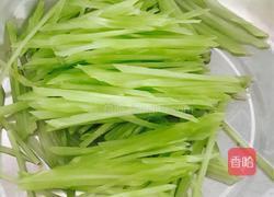凉拌莴笋的做法图解1