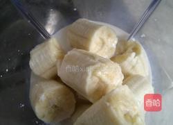 香蕉奶昔的做法图解1