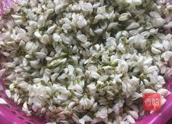 蒸槐花的做法图解1