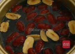 桂圆肉红枣煲猪骨的做法图解5
