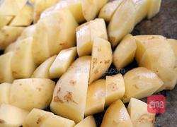土豆块炖肉的做法图解4