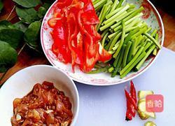 蒜苔炒肉的做法图解2