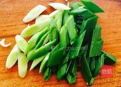 蒜苗炒粘山药豆腐的做法图解3