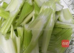 西芹炒百合的做法图解1