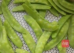 荷兰豆炒腊肠的做法图解1