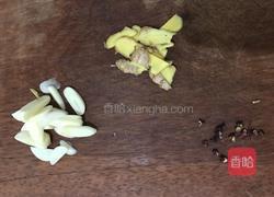 茭白炒肉的做法图解2