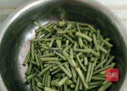凉拌豇豆木耳的做法图解1
