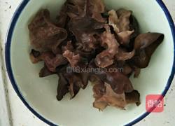 凉拌豇豆木耳的做法图解2