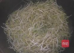 凉拌绿豆芽的做法图解2