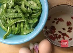 苦瓜炒蛋的做法图解1