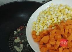 玉米红萝卜炒青瓜的做法图解2