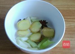 鸡肘炖香菇的做法图解1