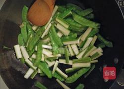 丝瓜炒荷兰豆的做法图解5