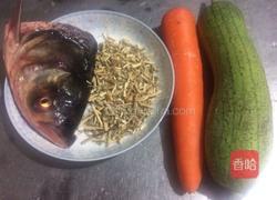 茅根胡萝卜水瓜鲩鱼头汤的做法图解1