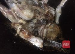 茅根胡萝卜水瓜鲩鱼头汤的做法图解3