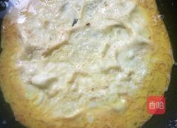 鸡蛋饼包香蕉片的做法图解2