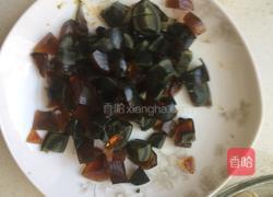 凉拌皮蛋豆腐的做法图解3