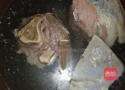 火腿炖莲藕花生海带汤的做法图解3
