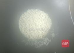 懒人方式炒泡面的做法图解1
