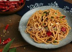 夏天如何吃的滋味十足 一分钟学会秘制椒麻拌面